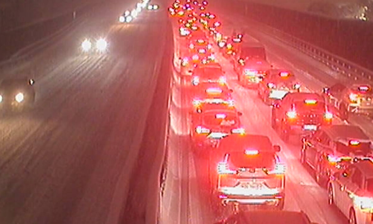 Das gleiche Bild zeigt sich kurz nach 17 Uhr auf der Autobahn Luzern-Kriens in Blickrichtung Basel. Bild: Webcam