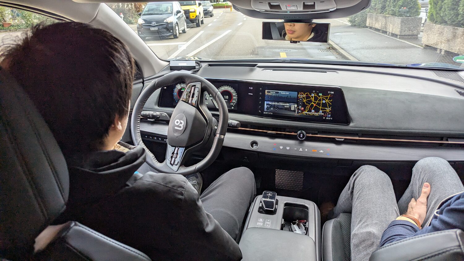 Autonomes Auto mit Sicherheitsfahrer