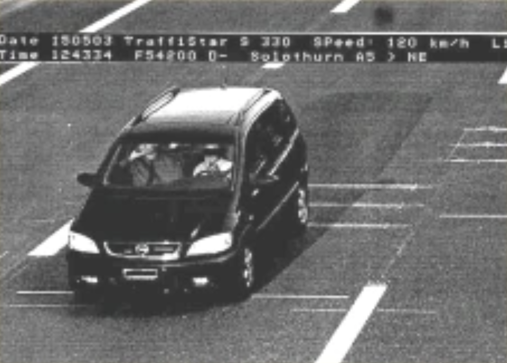 Blitzerfoto eines zu schnellen Fahrzeuges