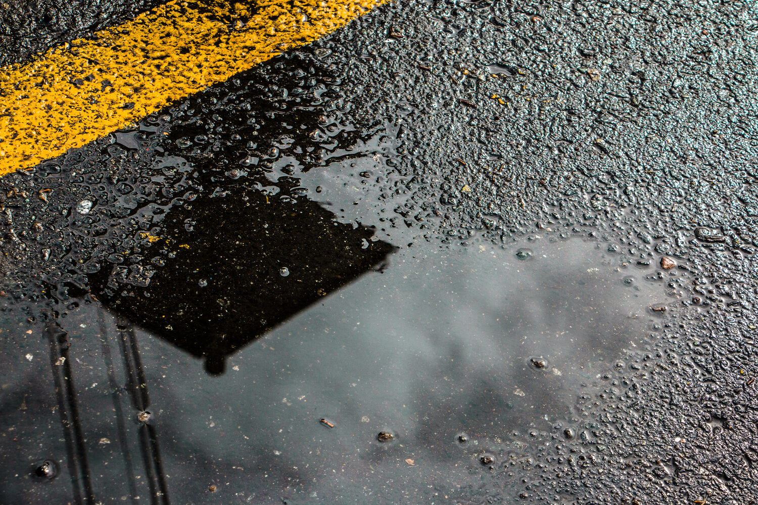 Lösung: Hier wird vor einem möglichen Schleudern gewarnt. Wenn die Fahrbahn zum Beispiel oft nass oder der Belag rutschig ist. Bild: Freepik