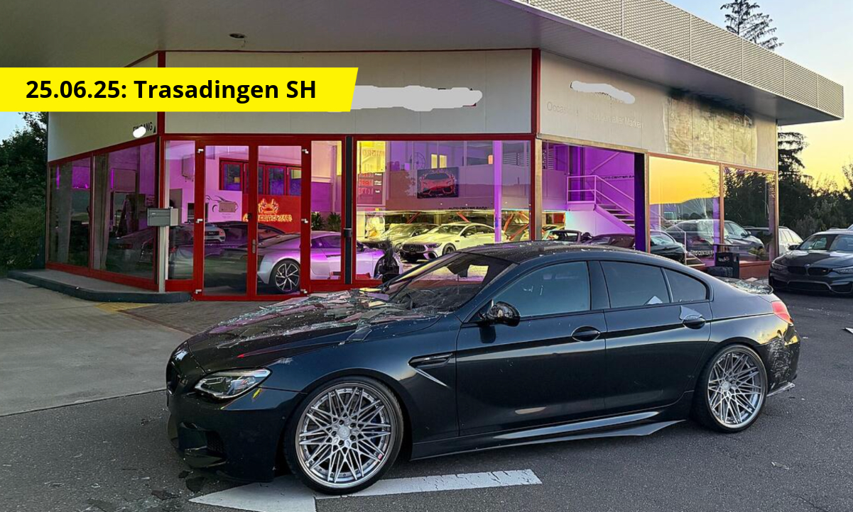 Bei diesen Autohändler im Kanton Schaffhausen entwendeten die Täter am am 25. Juni zwei hochwertige Fahrzeuge. Ein zuvor gestohlenes Fahrzeug, dass sie verwendeten, um die Türe zu rammen, liessen sie hingegen stehen. Bild: Polizei Schaffhausen