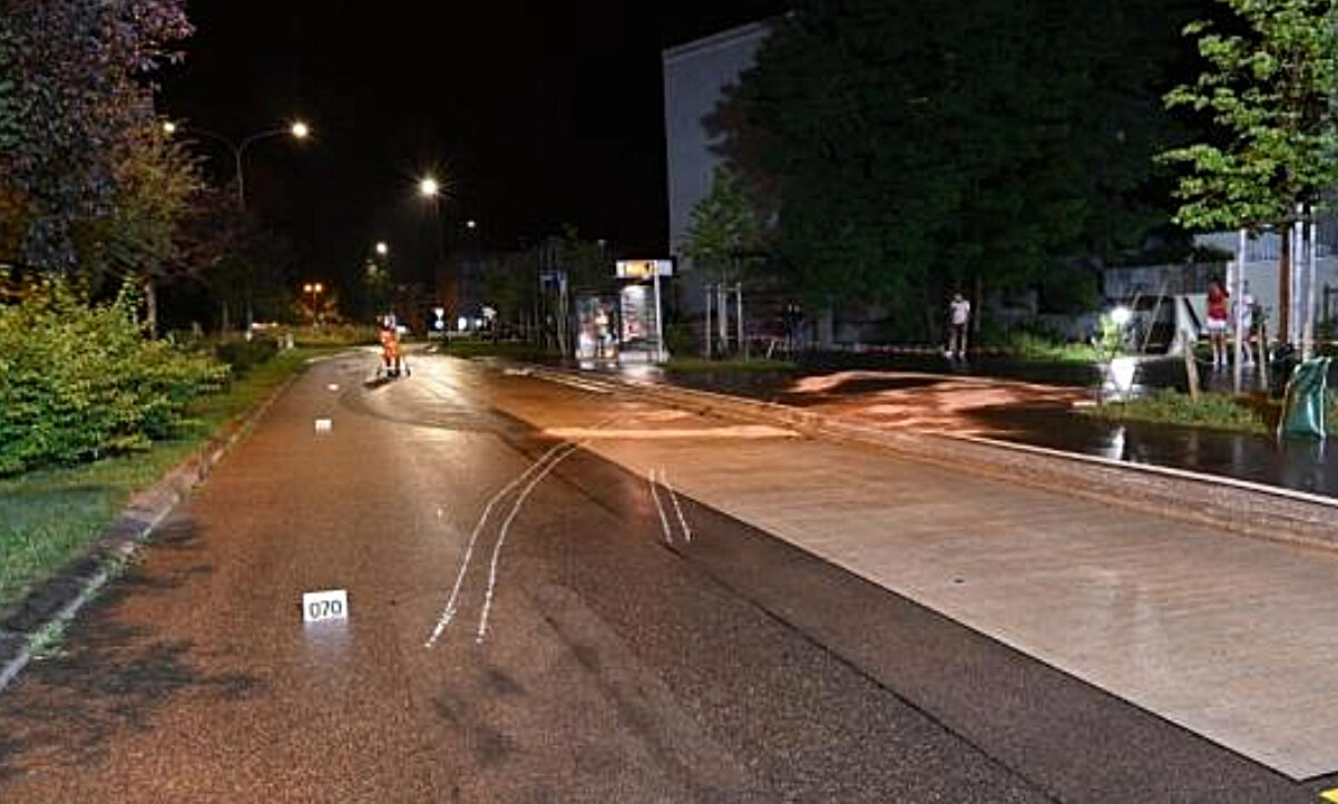 Die Kantonspolizei Zürich veröffentlichte ein Bild der Spurensicherung an der Unfallstelle. Die weisse Spur am Boden zeigt, wo der BMW unkontrolliert durchschlitterte. Bild: Kantonspolizei Zürich