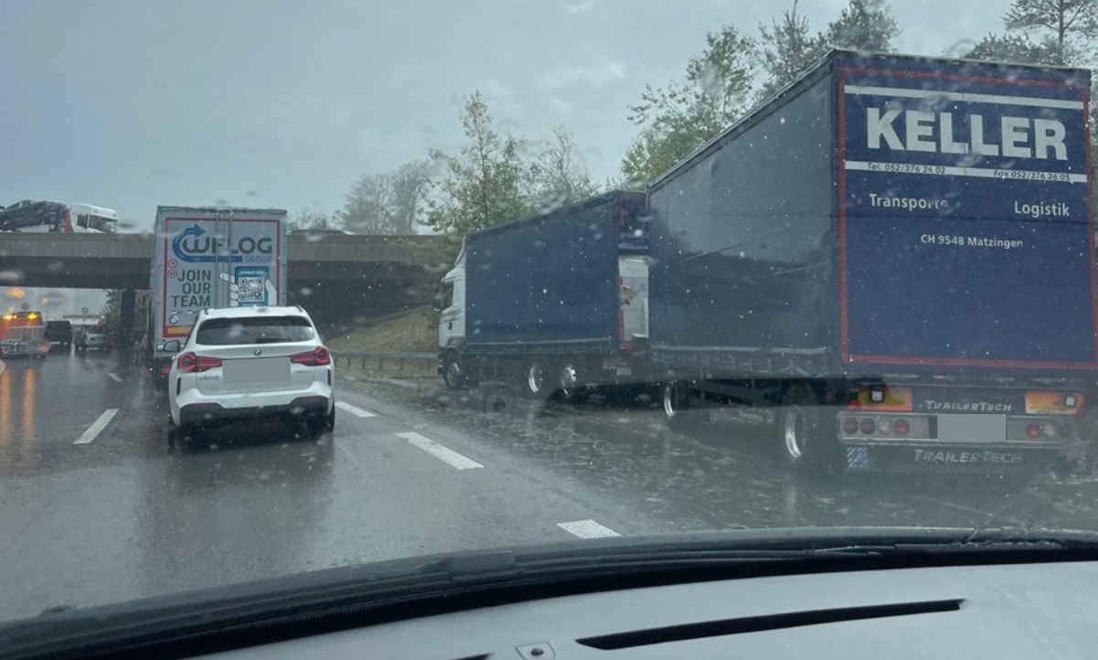 Bei der Verzweigung Birrfeld kam es aufgrund des Unwetter zu grosser Verkehrsüberlastung und langen Staus. Bild: Leserreporterin