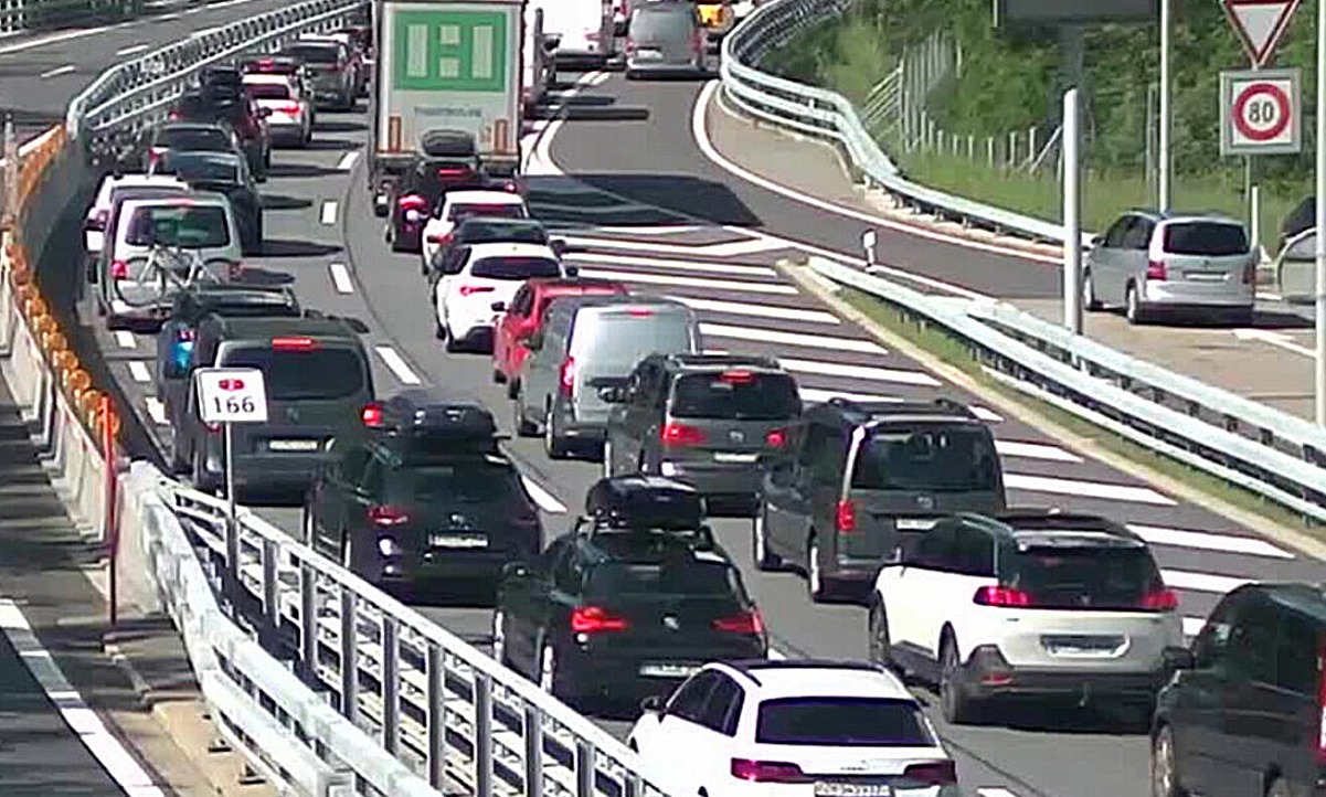 Wenn es vor dem Gotthard-Nordportal staut, suchen viele Autofahrer eine Ausweichsroute. Viele wählen dann die Hauptstrasse durchs Reusstal in Richtung Göschenen. Bild: Webcam Nationalstrassen