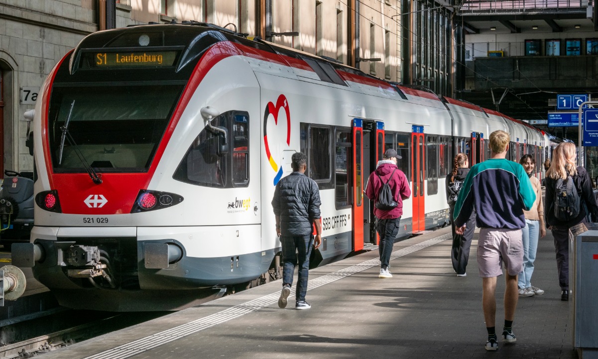 Zu den Hauptverkehrszeit sind in der Schweiz viele Züge überfüllte und Sitzplätze Mangelware. Wikipedia: JoachimKohler-HB