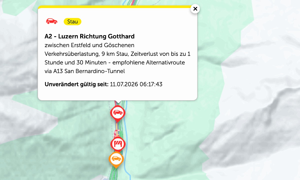 Der Touring Club Schweiz TCS warnt bereits seit kurz nach sechs Uhr vor einem grossen Verkehrsaufkommen am Gotthard. Bild: TCS