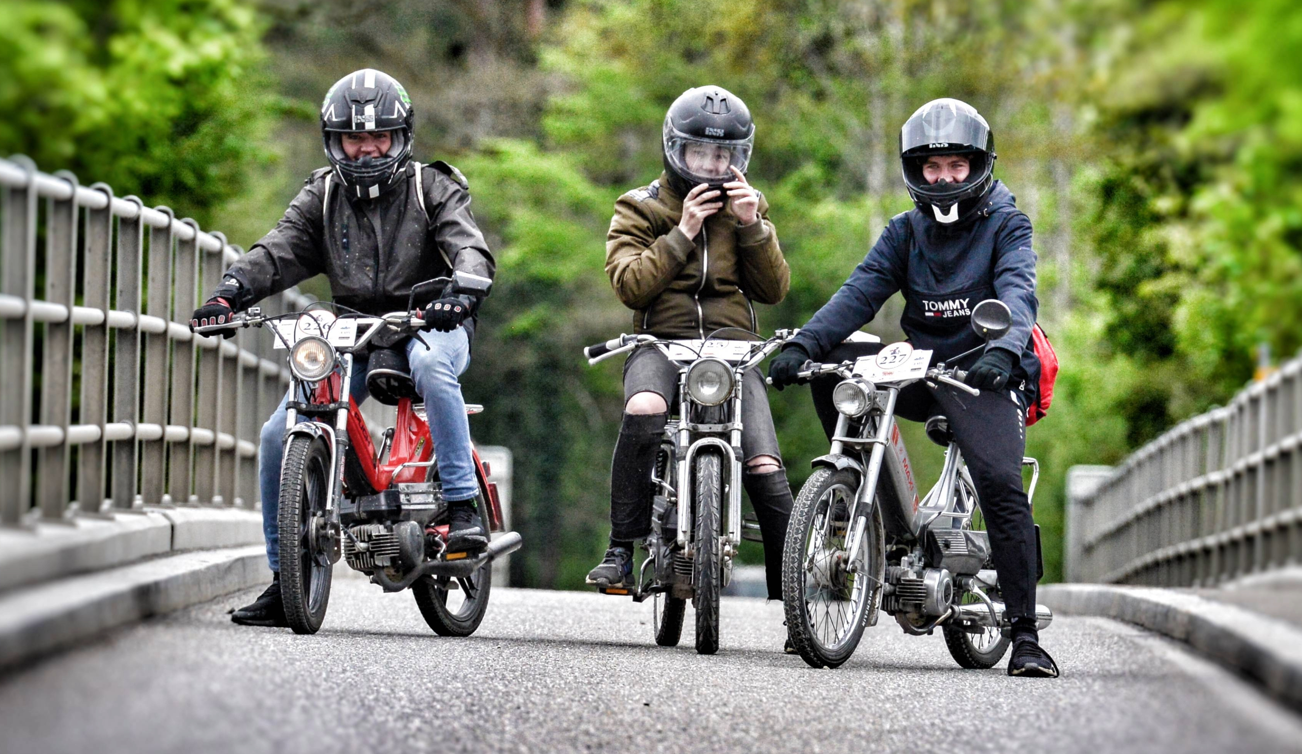 Trend auf dem Land: Jugendliche mit ihren Mopeds. Bild: zvg