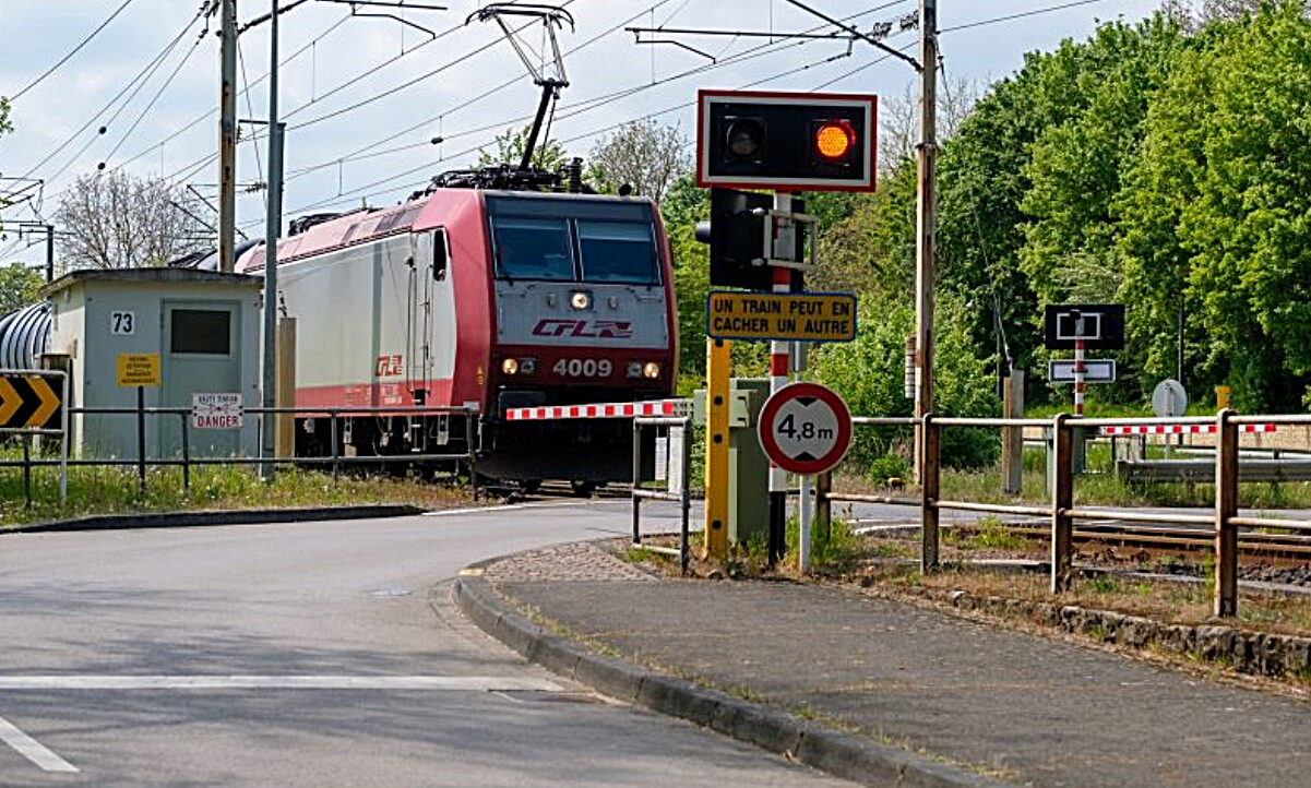 Lösung: Vor einem Bahnübergang mit Schranke kann ein solches Verkehrsschild stehen. Bild: CFL Blog