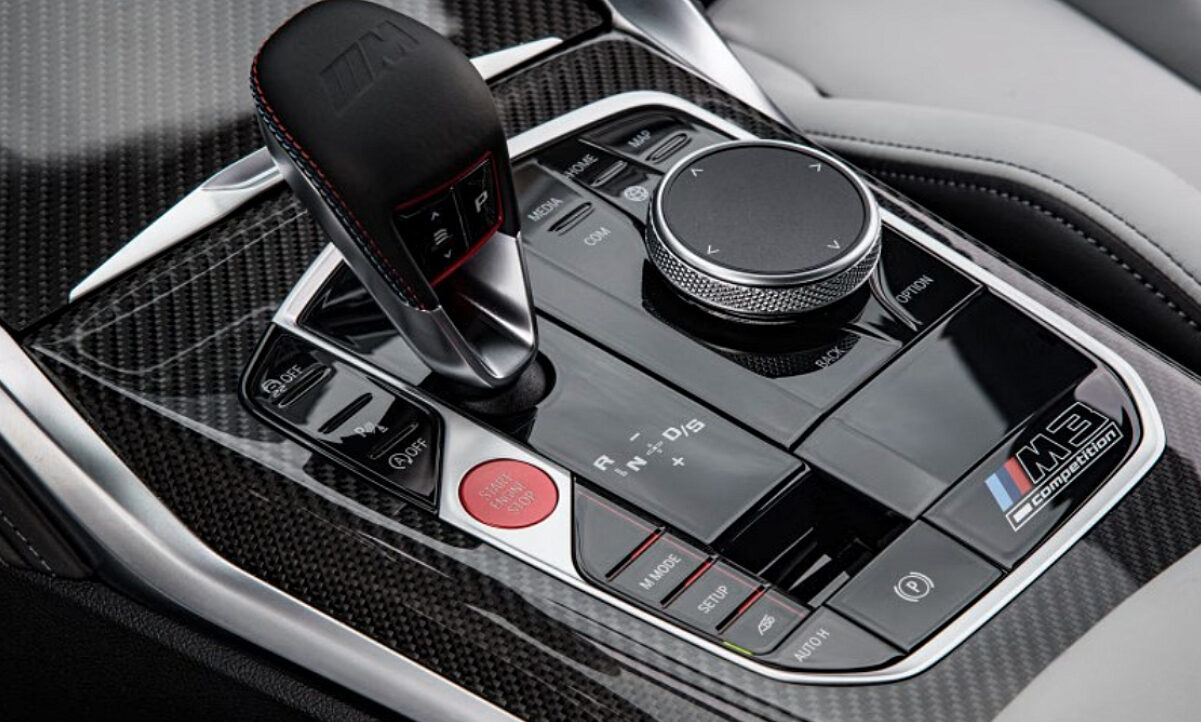 Im BMW M3 kann die Dynamische Stabilitätskontrolle DSC deaktiviert werden. Über eine Taste neben dem Gangwahlhebel gelangt man ins Setup-Menü, wo sich auch der Regler für die Traktionskontrolle befindet. Bild: BMW
