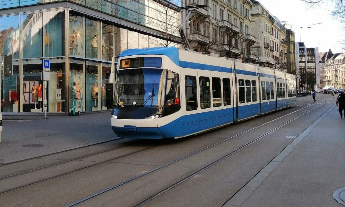 Gefährlich ist auch das Parkieren auf einem Tramgleis. Bild: Adobe Stocks