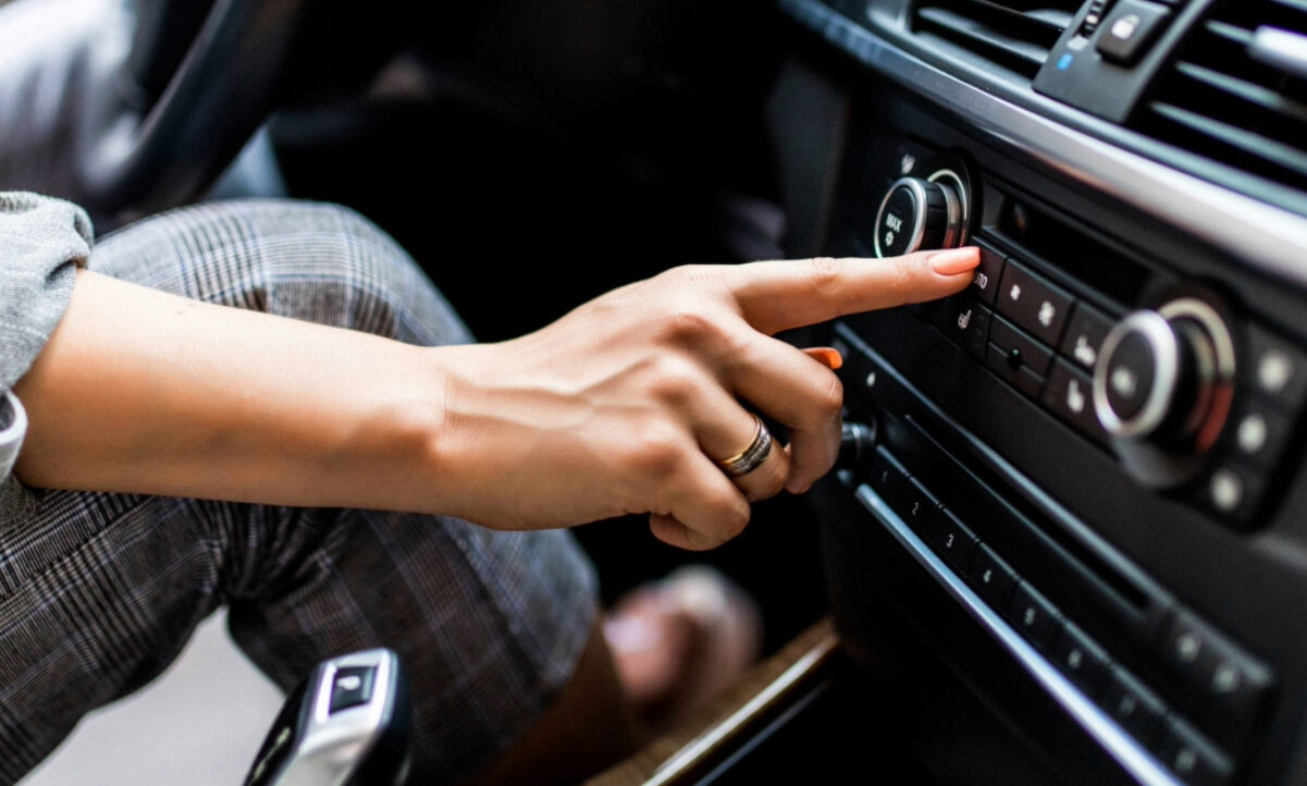 Die SRG schaltet ihre UKW-Antennen ab. Zwei Millionen Autos sind davon betroffen. Bild: Freepik