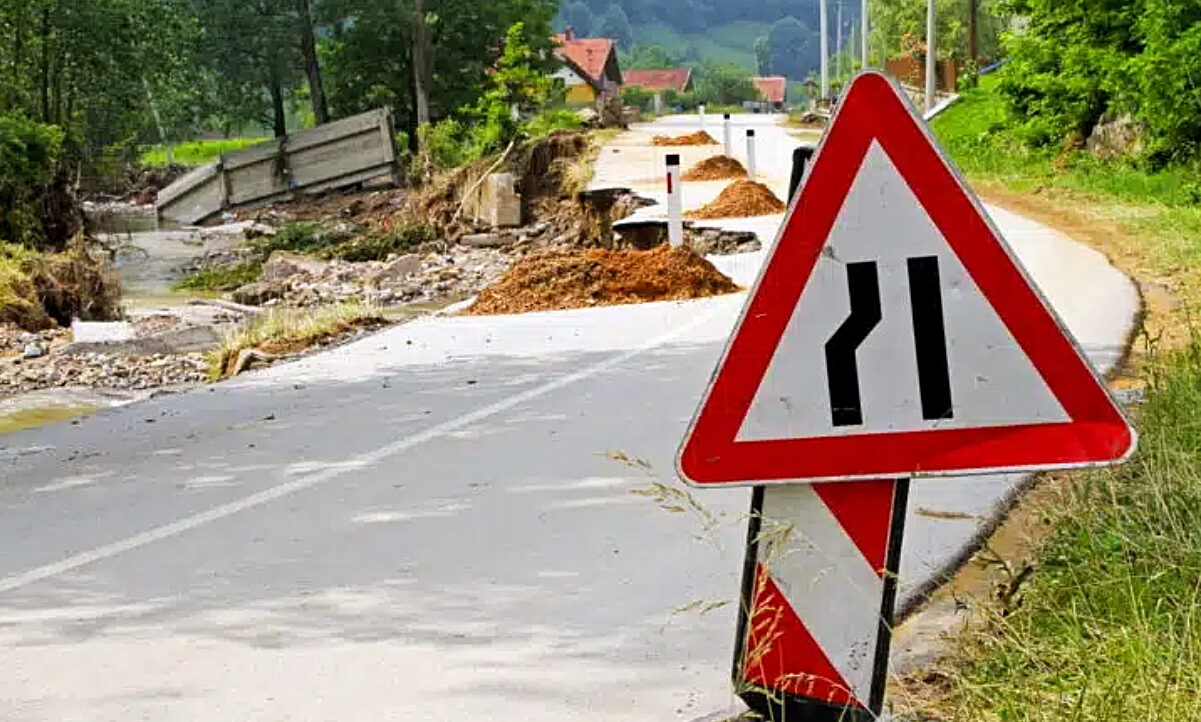 Lösung: Wenn ein Strassenseite (oder beide Seiten) durch Hindernisse verengt werden. Dann kommt dieses Signal zum Einsatz. Bild: Bussengeldkatalog.de