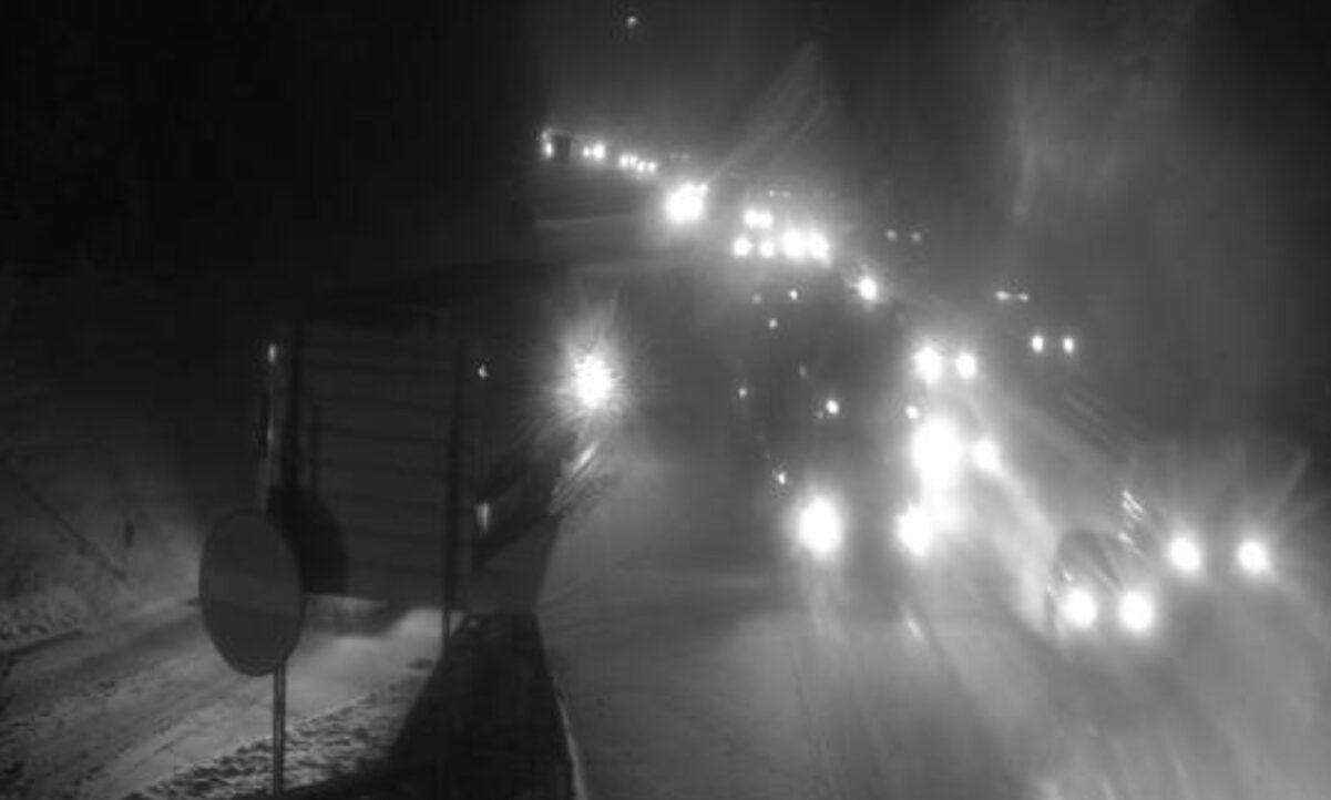 In Winterthur-Töss ist der Verkehr auf der A1 ebenfalls durch den Schnee ausgebremst. Bild: Webcam