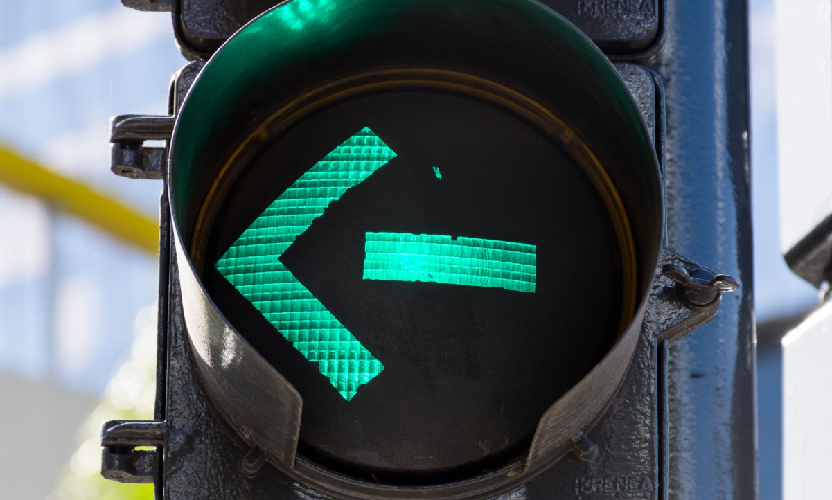 Wenn das Auto auch bei Grün an der Ampel stehen bleibt, darf man nicht einfach hupen. Bild: Freepik