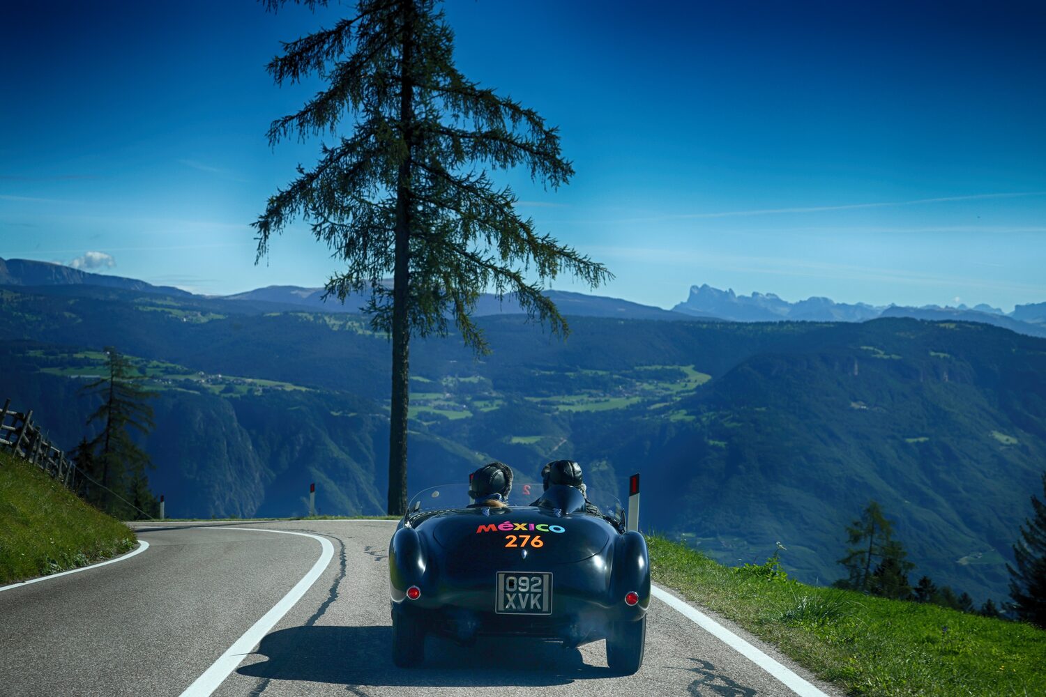 Ein Ferrari vor einem Bergpanorama