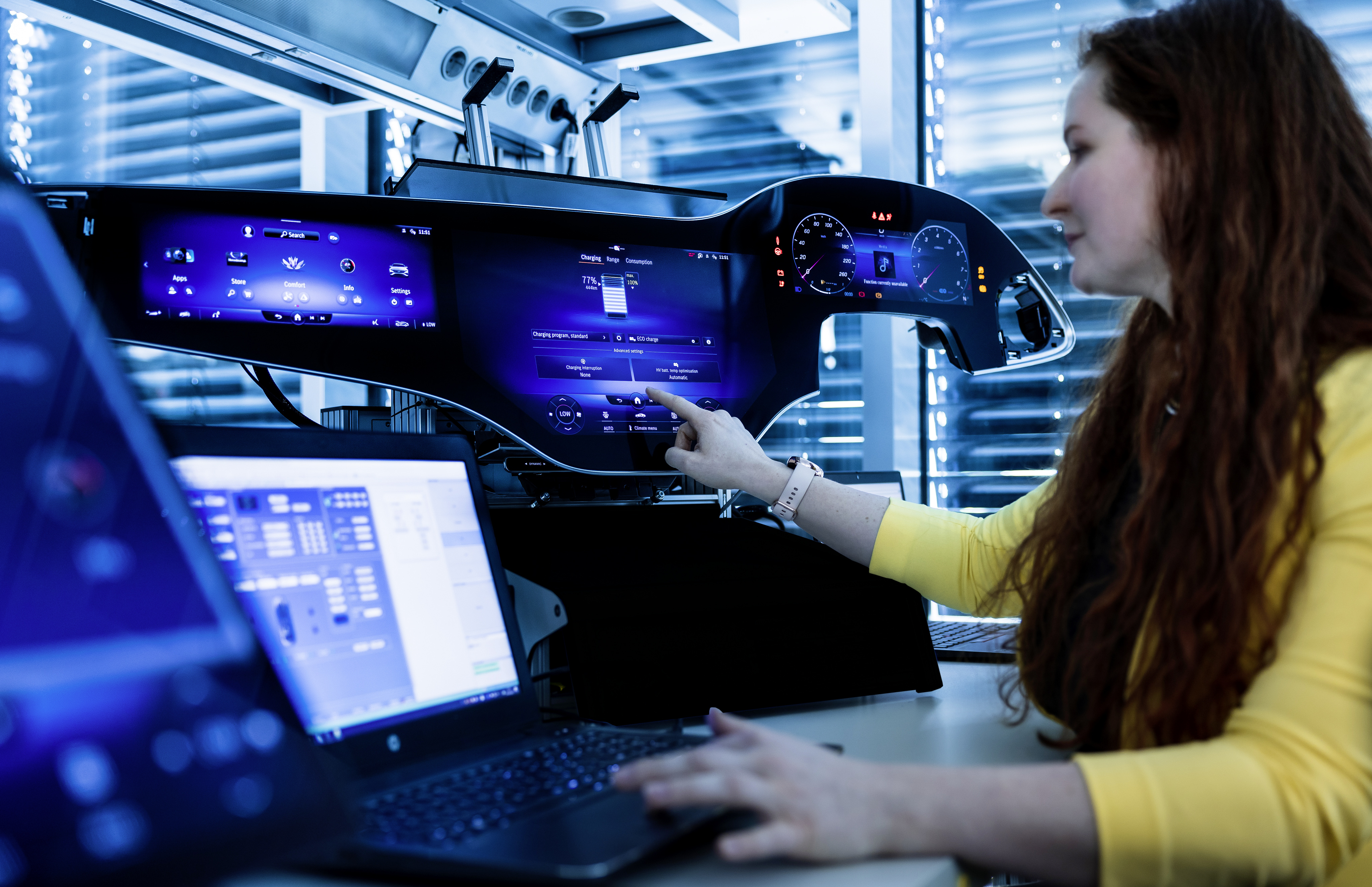 Ingenieurin arbeitet am Mercedes-Hyperscreen