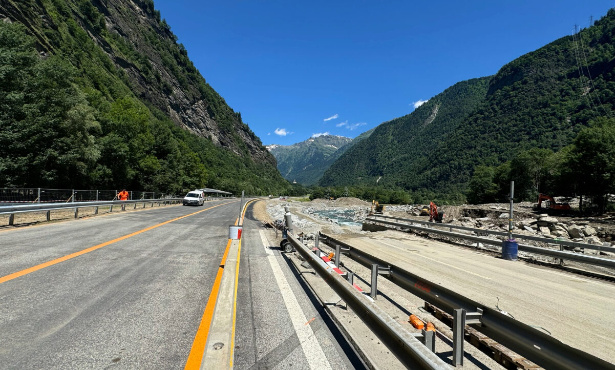 Gleich neben der neuen Strasse klafft immer noch eine riesige Lücke in der zweiten Fahrspur. Bild: STREETLIFE / Salvatore Iuliano