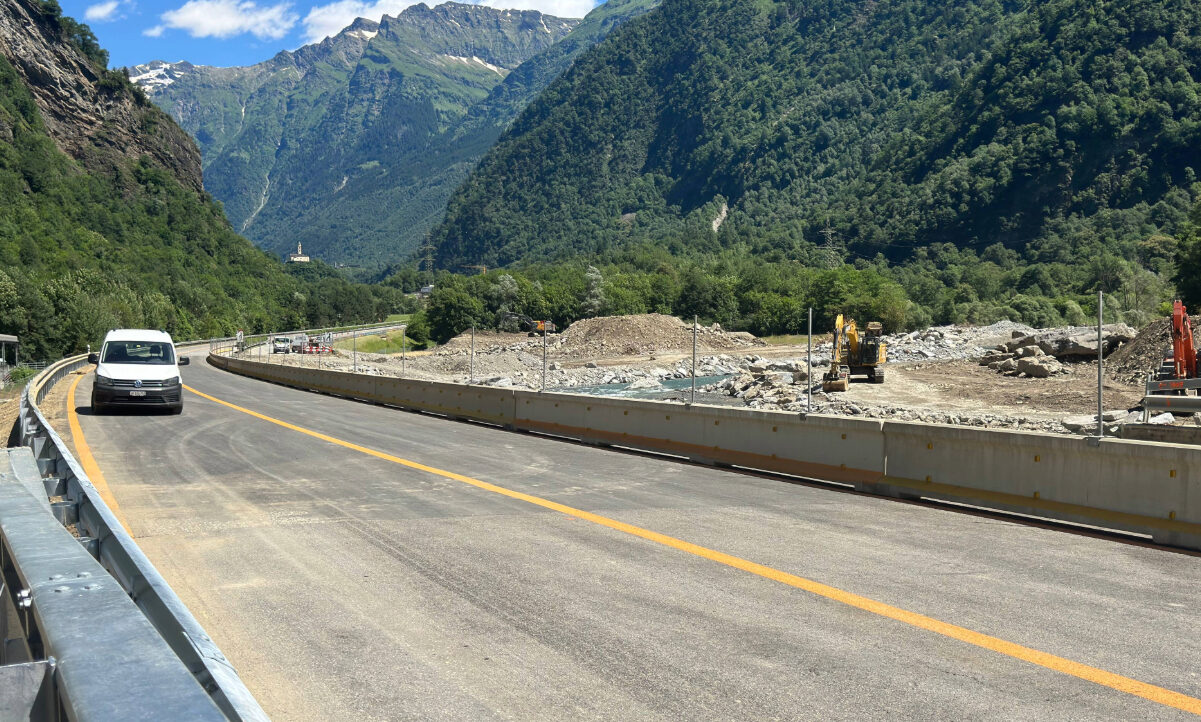 Das ist die neue Fahrspur der A13 bei Lostallo. Seit Freitagmorgen 5 Uhr ist sie für den Verkehr freigegeben. STREETLIFE war beim Abschluss der Bauarbeiten am Donnerstagnachmittag vor Ort. Bild: STREETLIFE, Salvatore Iuliano