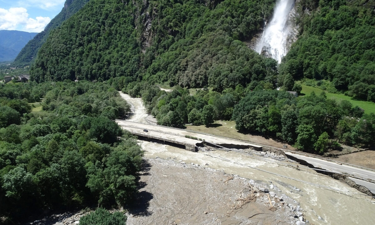 Dieses Bild entstand gleich nach dem schweren Unwetter. Das Fundament der ganzen Autobahn wurde durch die Wassermassen weggespült. Bild: STREETLIFE / Salvatore Iuliano