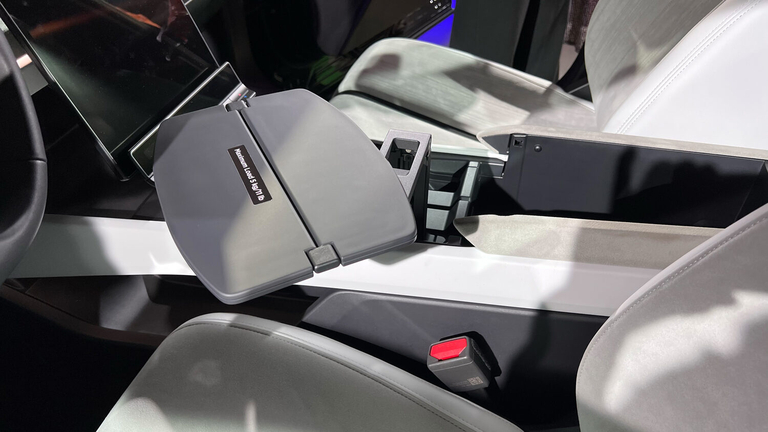 Tischchen für den Fahrer im Fisker Ocean