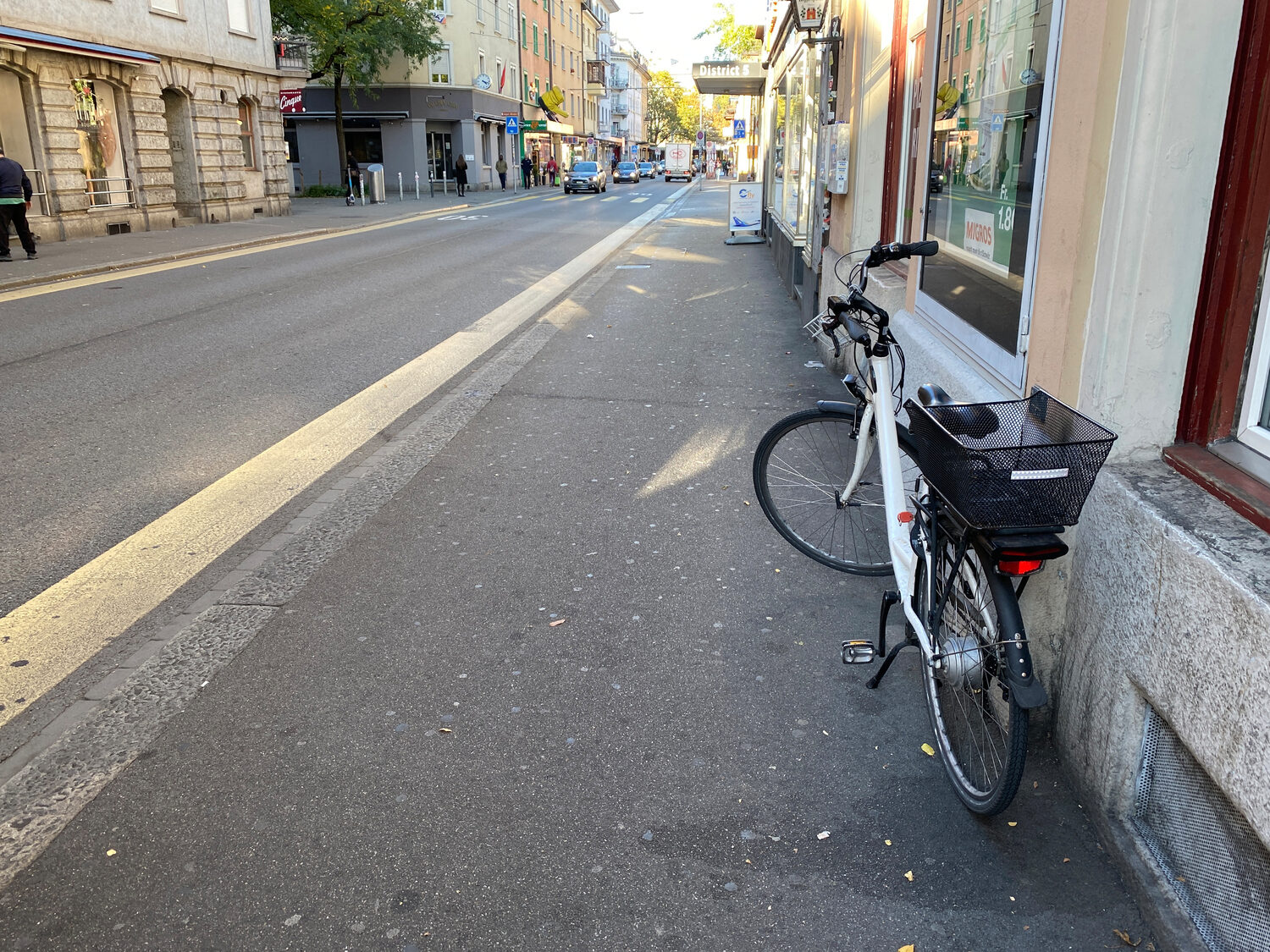 Velos dürfen auf dem Trottoir abgestellt werden – mit 1,5 m Platz für den Fussverkehr.