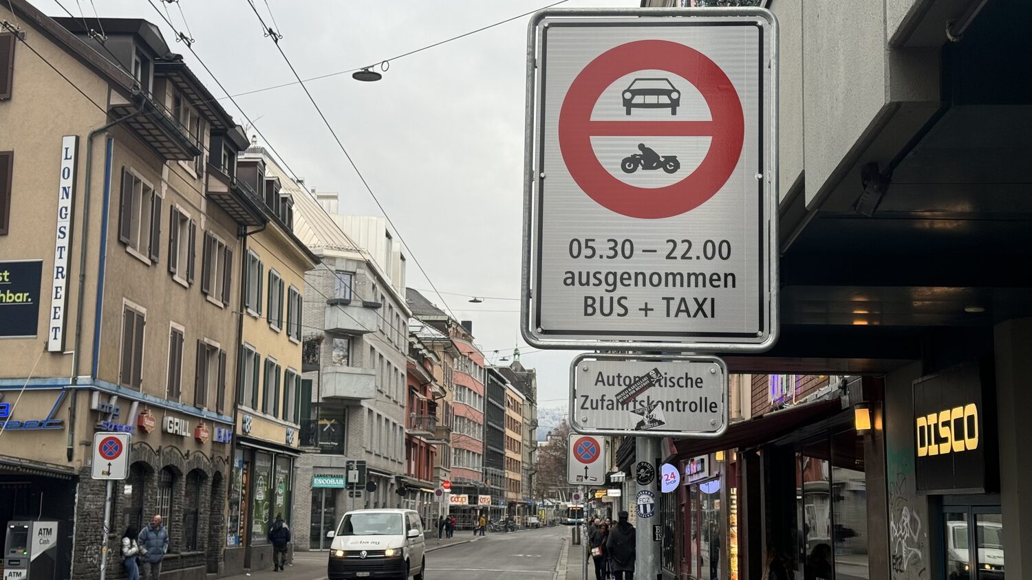 Die Fussball-Fans haben in Zürich einen Lieblingsplatz für den Autokorso. Die Langstrasse. Doch auf einem Teilstück herrscht neu ein Fahrverbot. Bild: STREETLiFE