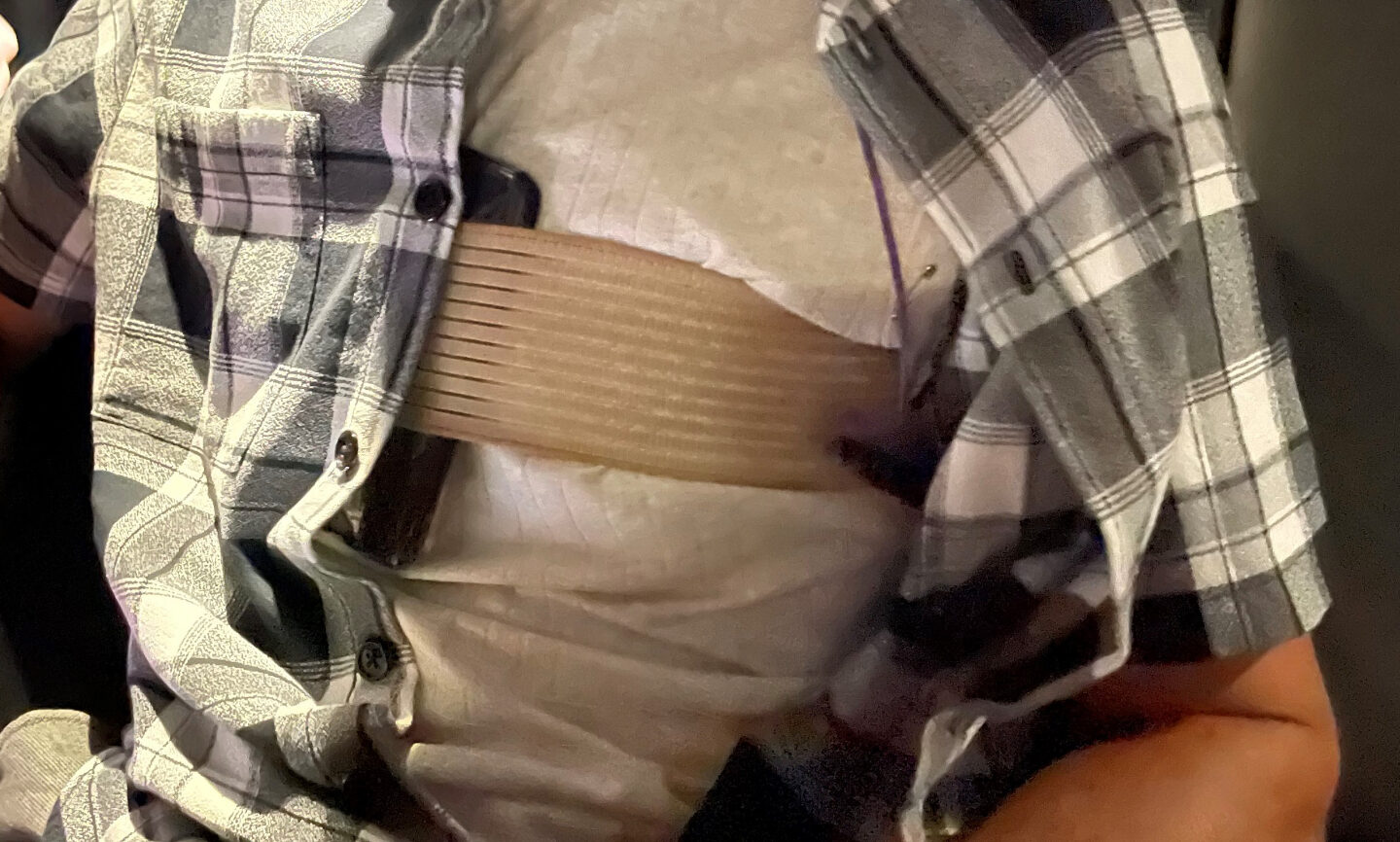 In Zürich wurde der Polizeifahnder mit diesem Brustgurt präpariert. Bild: Kantonspolizei Zürich