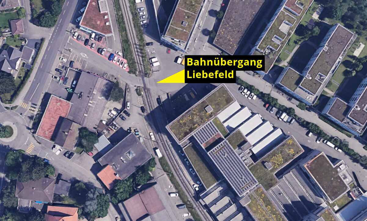 28. März 2024, Liebefeld BE: Kurz vor 20 Uhr kollidiert ein Zug mit einem Auto. Die Fahrzeuginsassen konnten das Fahrzeug rechtzeitig verlassen. Grafik: STREETLIFE, Google Maps