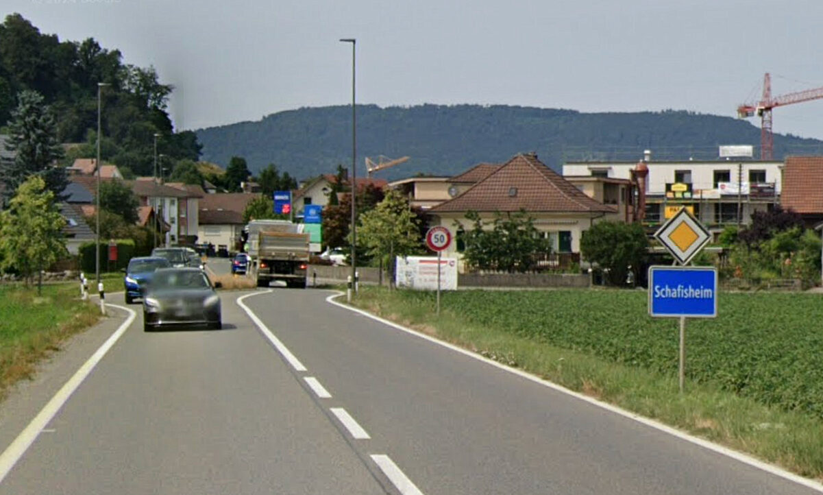 1. Zuerst wird der Algerier mit einem Komplizen im Kanton Aargau aktiv. Am 15.5.2023 verschafft er sich in Schafisheim Zugang zu einer unverschlossenen Garage und dringt dort in einen parkierten BMW X3 ein. Sie finden keine Beute. Bild: Google Maps