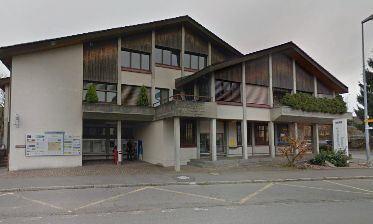 2. In der gleichen Nacht und ein Dorf weiter versuchen sie in der Nähe des Gemeindehauses erneut in ein Haus einzudringen. Weil sich die Sitzplatztüre nicht öffnen lässt, brechen sie ab. Noch in der Nacht gehen B. und der Komplize der Polizei ins Netz. Nach wenigen Stunden werden sie wieder auf freien Fuss gesetzt. Bild: Google Maps