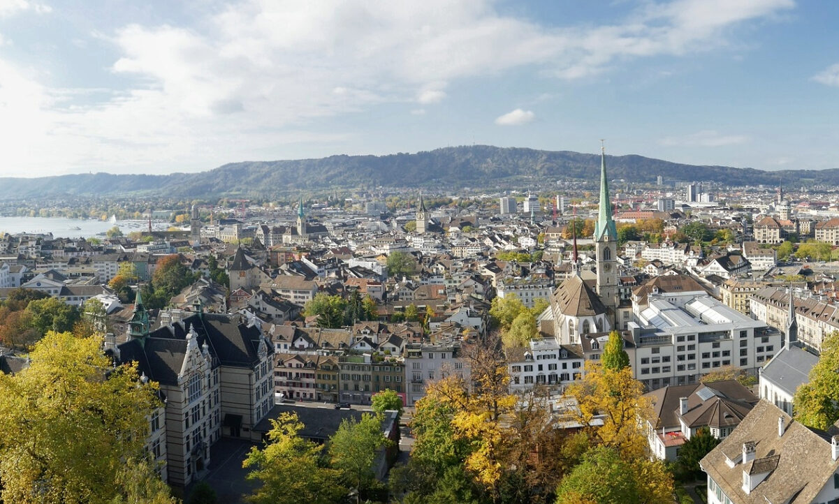 4. Vom 15.6. bis 22.6.2023 schlägt B. in Zürich vier mal zu. Aus einem Porsche Cayenne klaut er Gegenstände im Wert von 2'817 Franken, er steigt in zwei Wohnungen ein und entwendet ein E-Bike. Der Schaden liegt in Zürich bei 14'200 Franken. Am 16.6. und am 25.6. kommt B. erneut in U-Haft. In beiden Fällen wird er wenige Stunden später wieder entlassen. Bild: Angela, Pixabay