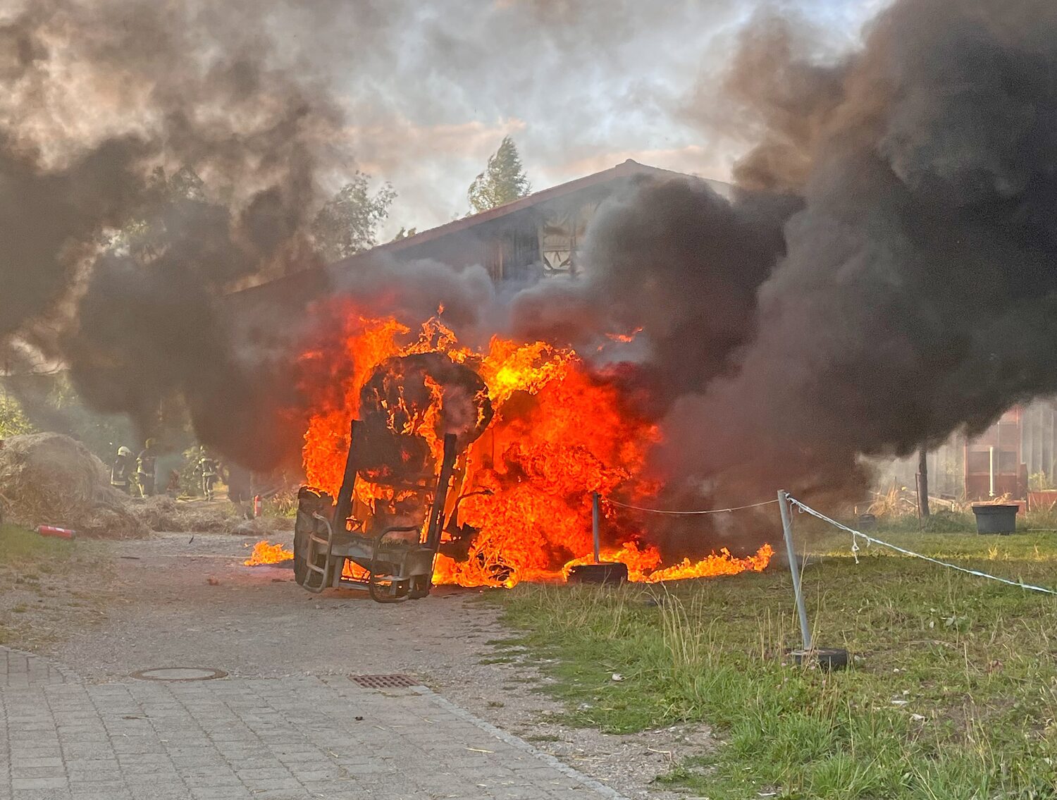 Ein Strohballen fällt auf den heissen Traktormotor und entzündet sich