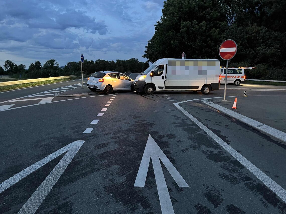 Trotz Führerausweisentzug: Frau fährt betrunken mit dem Lieferwagen – und verursacht einen Unfall