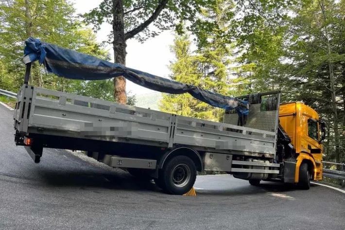 Der LKW, der feststeckt