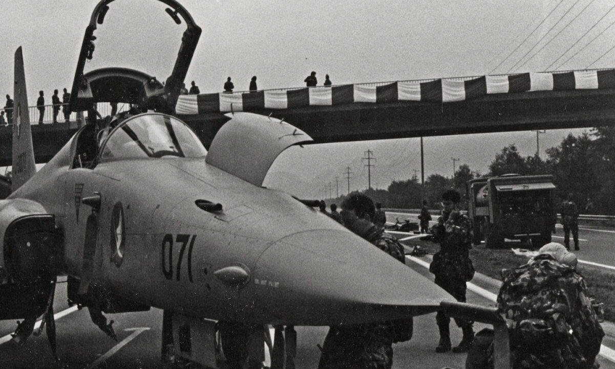 Bilder von den letzten Kampfjets-Übungen auf Schweizer Autobahnen. Bild: Schweizer Armee