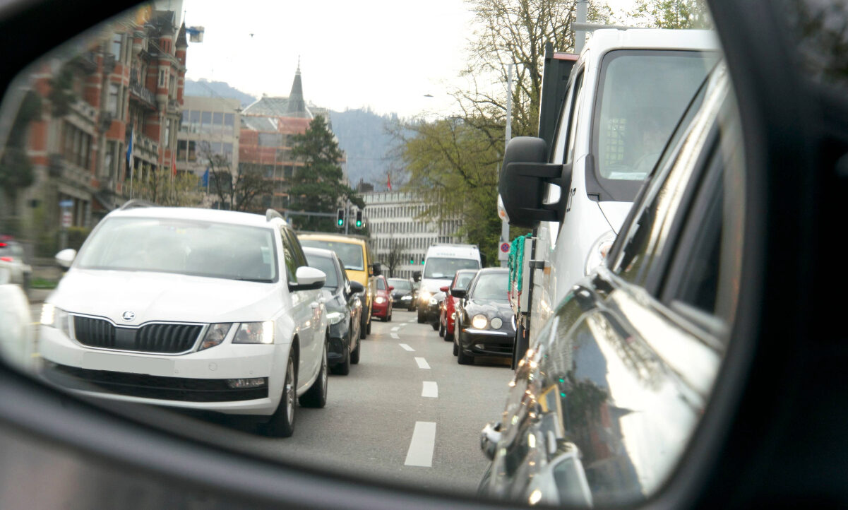 Viele Autos im Rückspielge