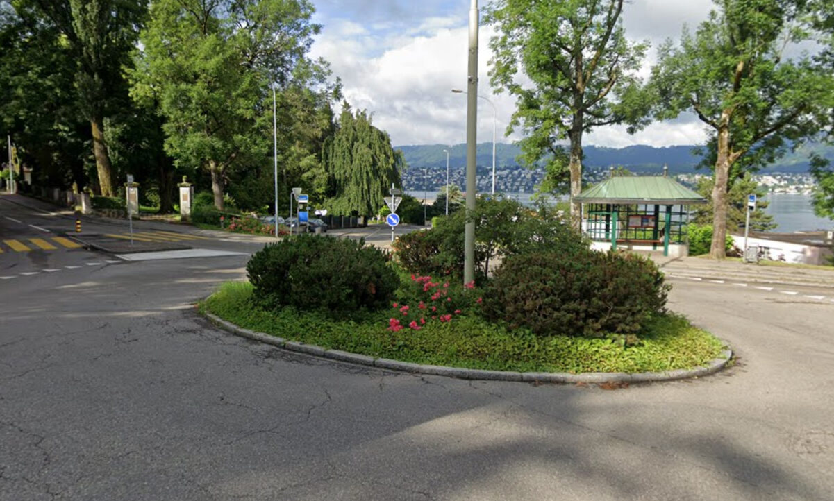 Darf ich im Kreisverkehr wie im Ausland auch links blinken. Ja! Das ist bei uns nicht üblich und nie vorgeschrieben, aber erlaubt. Bild: Google Maps