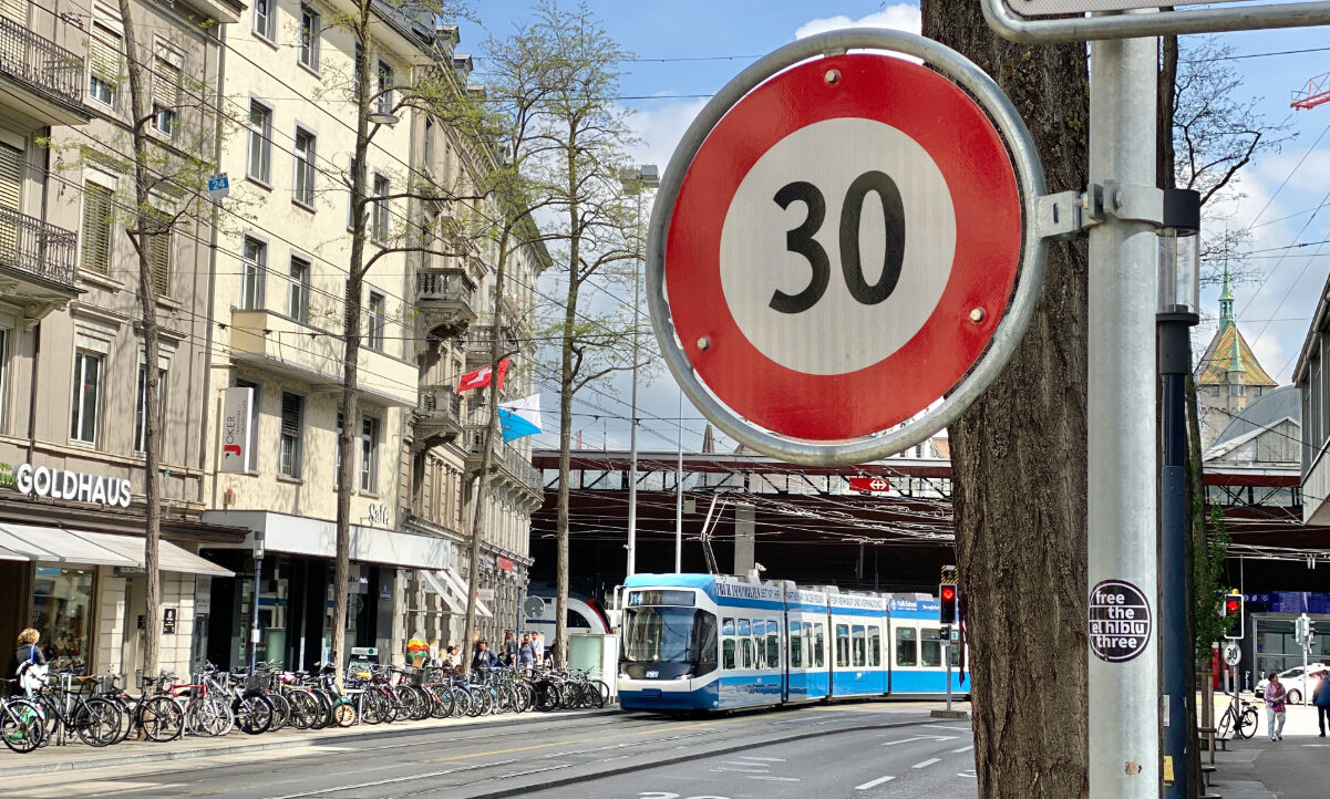 Die Tempo-30-Strecke mit rundem 30-km/h-Schild dagegen muss nicht zwingend aufgehoben werden. Bild: STREETLIFE