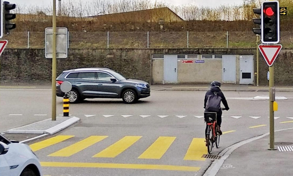 Ist die Linie unterbrochen oder gar kein Velostreifen vorhanden, darfst und sollst du ganz rechts am Rand fahren, damit kein Velo versucht, rechts an dir vorbeizufahren. Bild: Kanton Zürich