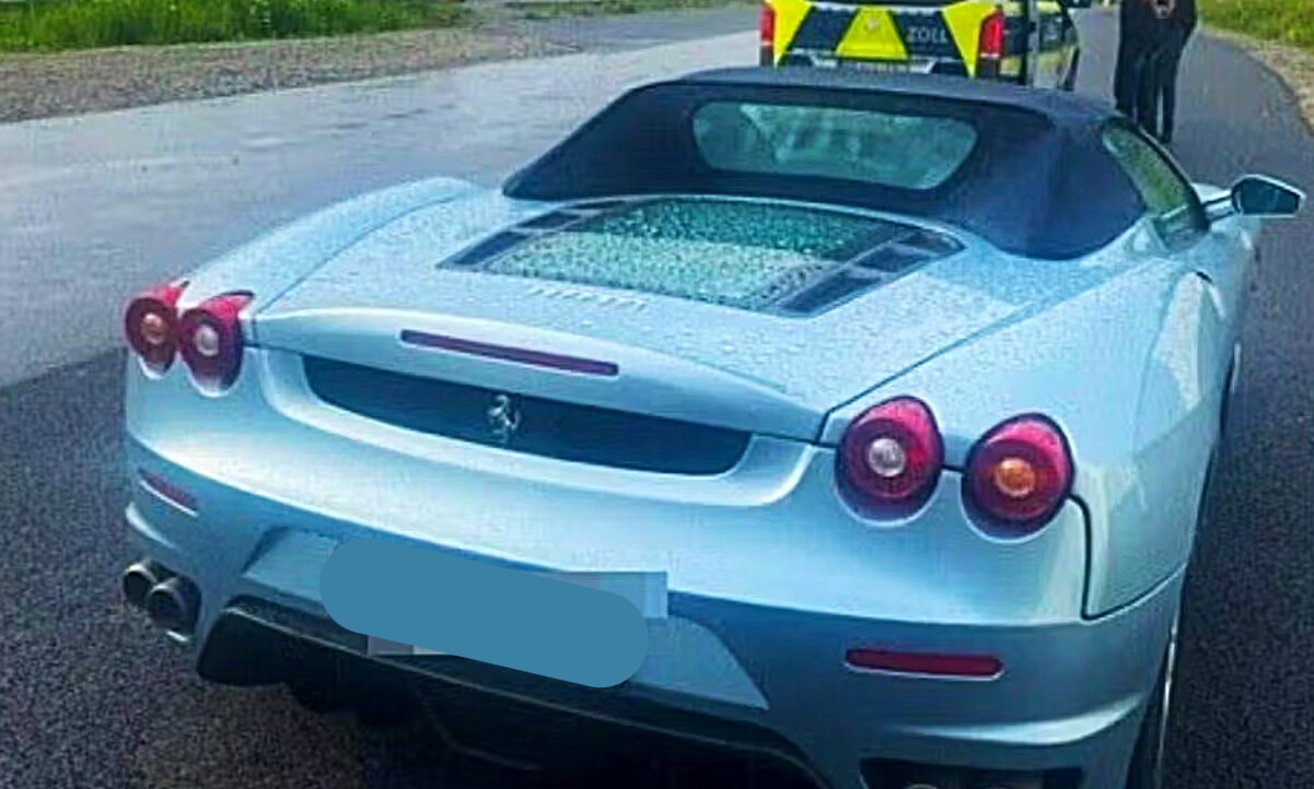 Ein Mietauto mit ausländischem Kennzeichen darf in der Schweiz nur mit Zoll-Bewilligung gefahren werden. Ansonsten droht ein Strafverfahren. Bild: Zoll
