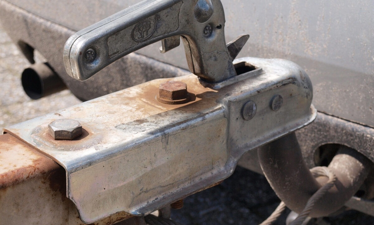 Die Anhängerkupplung ermöglicht es, mit dem Auto Anhänger zu ziehen. Bild: freekkorremans, pixabay