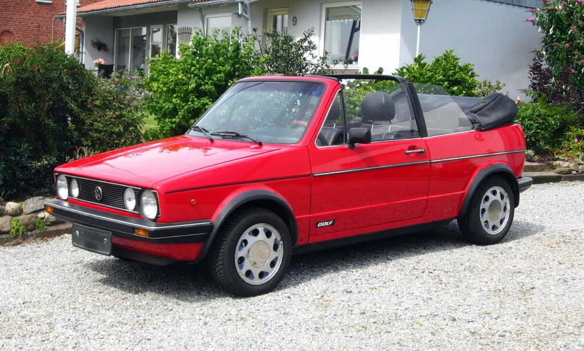 Der breite Überrollbügel und die kantige Karosserieform beim VW Golf Cabriolet. Bild: Tomasz Sienicki