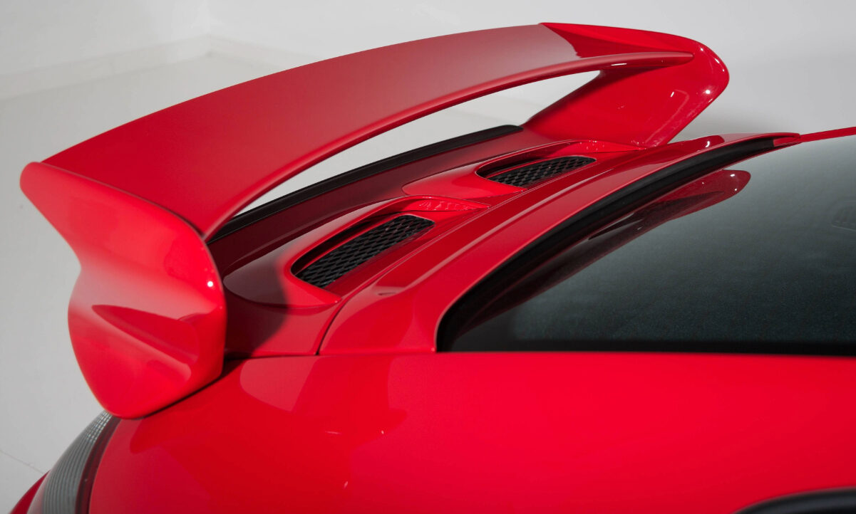 Der Spoiler am Heck des Wagens trägt auch den Übernamen Frittentheke. Bild: wirestock, freepik