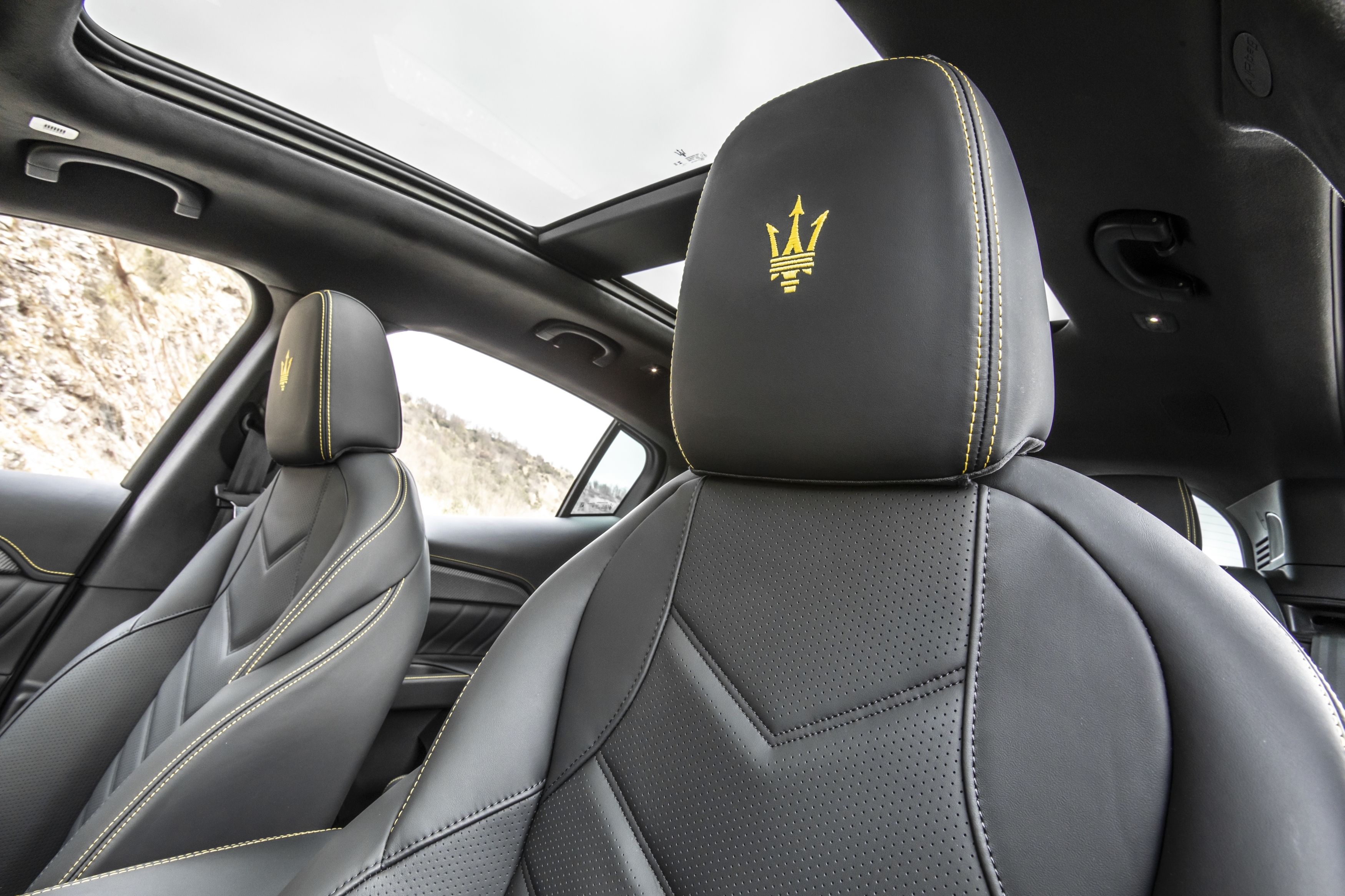 Die Ledersitze mit Ziernaht und dem Dreizack-Emblem strahlen Hochwertigkeit aus. Bild: Maserati