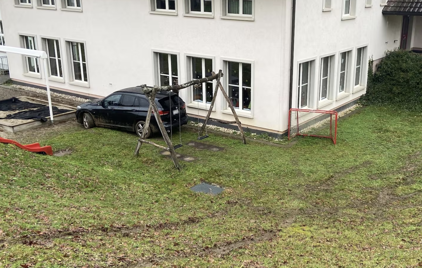 Auto auf Spielplatz