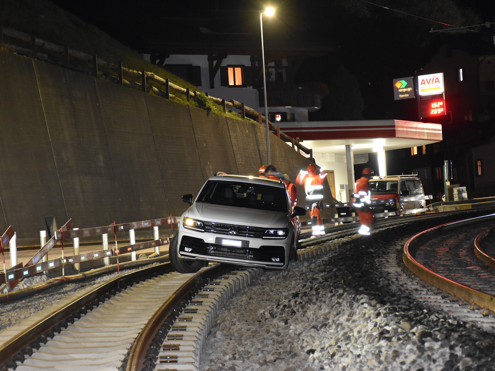 Achtung Verwechslungsgefahr? Über mehrere hundert Meter fuhr gestern Abend eine Frau in Klosters auf dem Gleis anstatt der Strasse.