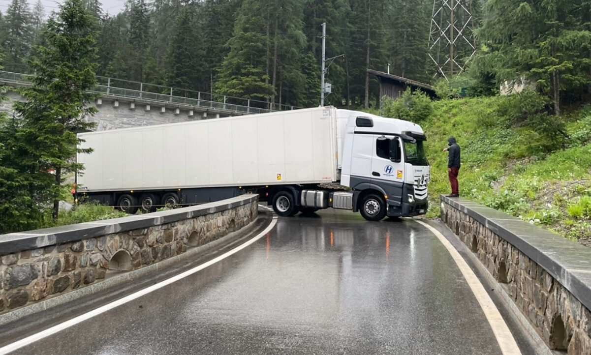 Im Juli 2023 sorgte ein 51-jähriger Lastwagenchauffeur aus Usbekistan für grosse Verkehrsbehinderungen im Sommer-Passverkehr. Er folgte dem Navi blind und missachtete konsequent sämtliche Signale: Höchstbreite, Höchsthöhe, Anhängerverbot an Lastwagen und auch das Höchstgewicht. Die Folge: Er blieb mit seinem Fahrzeug stecken. Bild: Kantonspolizei Graubünden