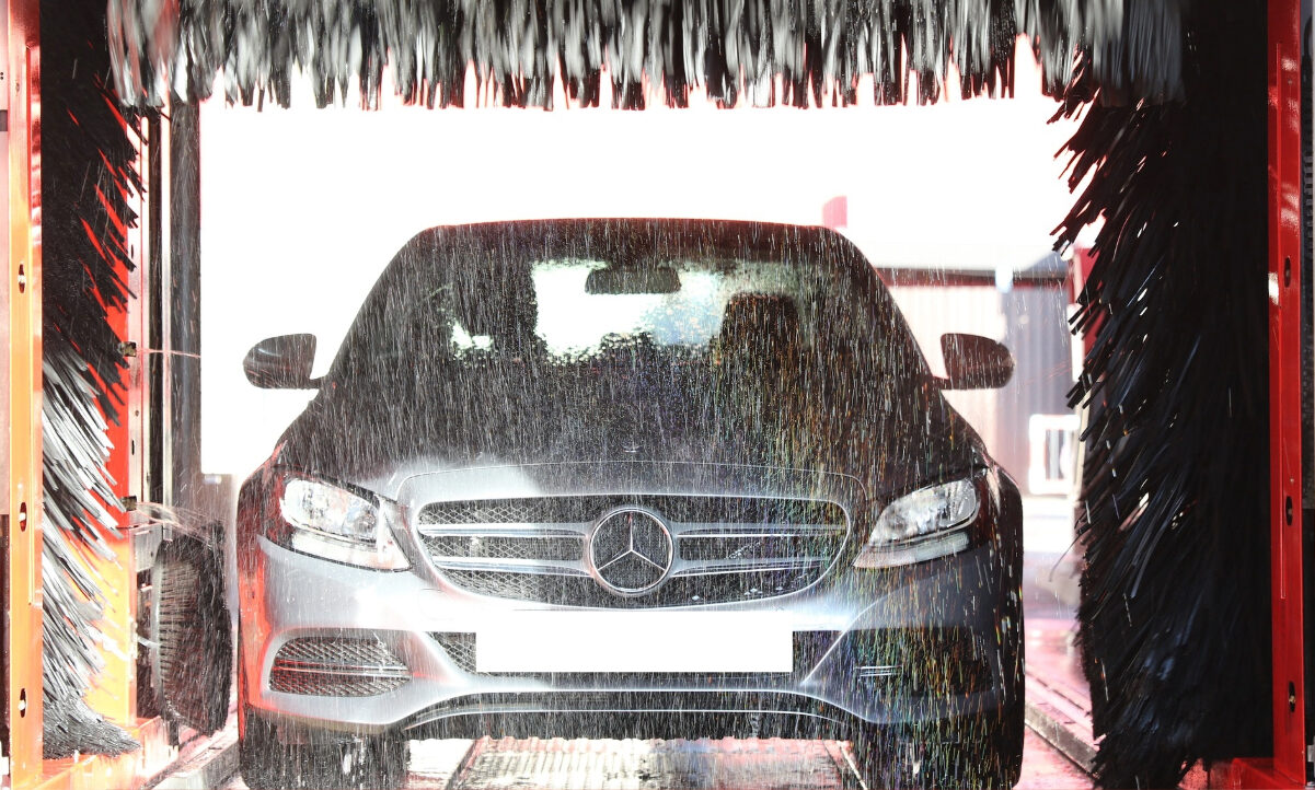 ... oder durch die Waschstrasse fahren. Hier scheiden sich die Geister. Während die einen das Auto nach der Wäsche von Hand polieren, sparen sich andere hier lieber die Zeit. Bilder: freepik, pixabay