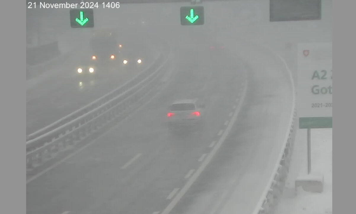 Auch vor dem Nordportal setzt der Schnee an. Bild: afbn.ch