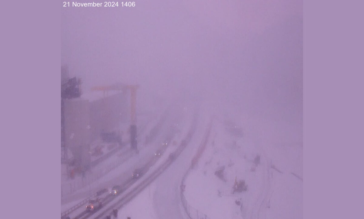 Die Fahrbahn vor dem Gotthard-Südportal ist weiss bedeckt. Bild: afbn.ch